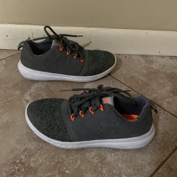Boys under armour shoes - Picture 3 of 7